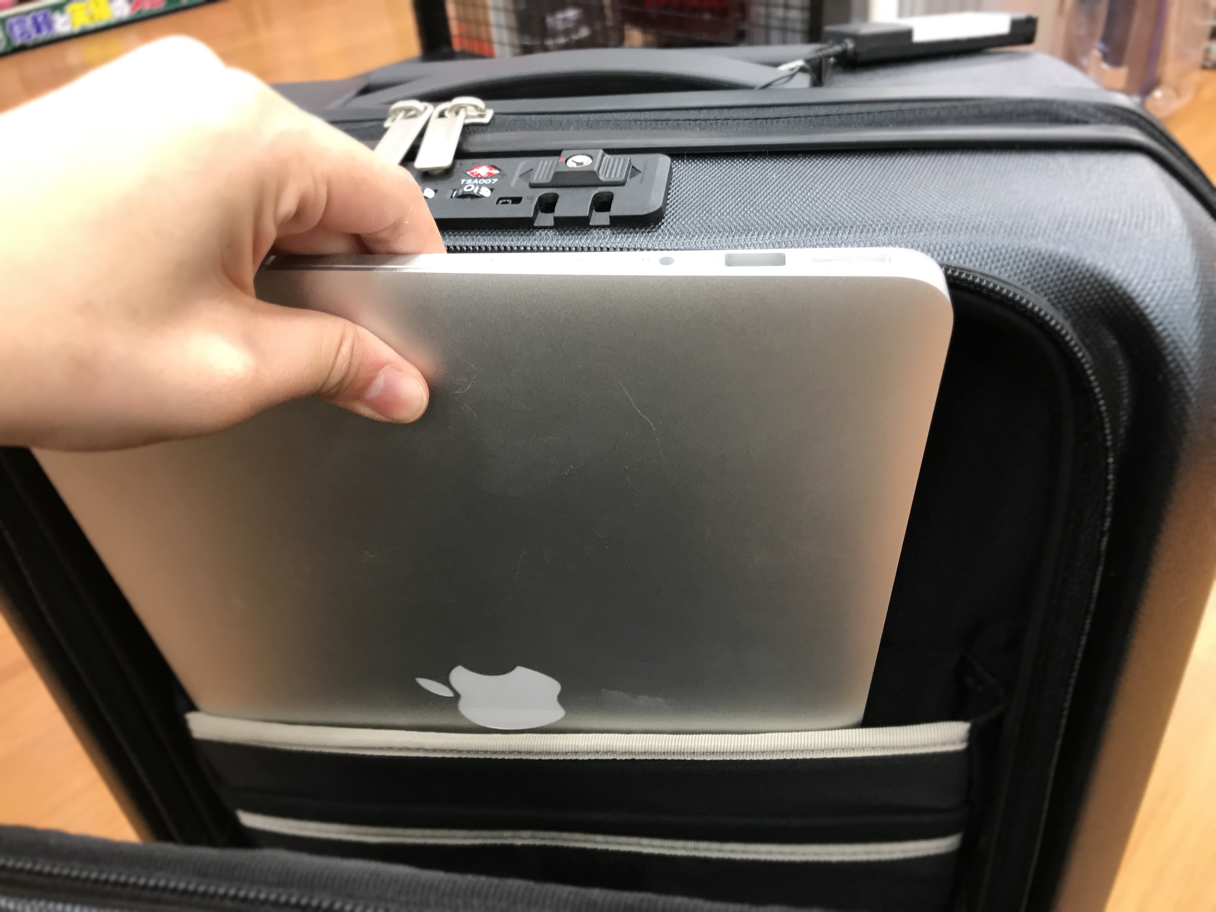 スーツケースにパソコン